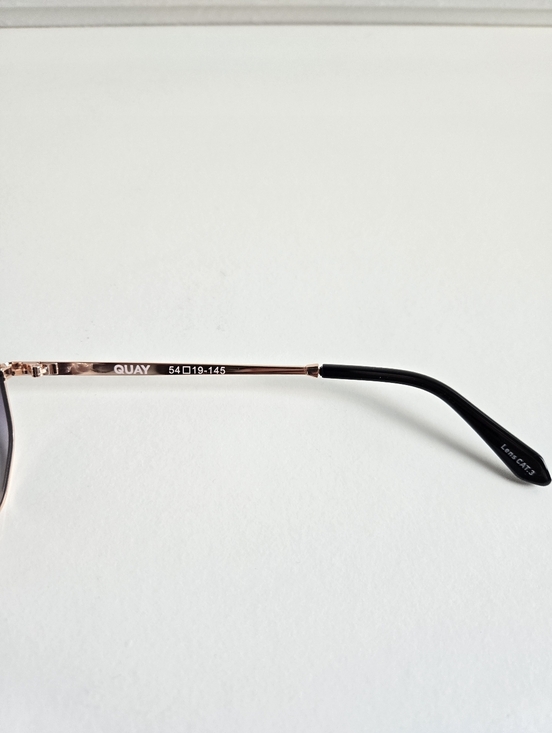 New Quay Australia Unisex Big Time Texture Gold Frame/Smoke Lens Sunglasses main image 13
